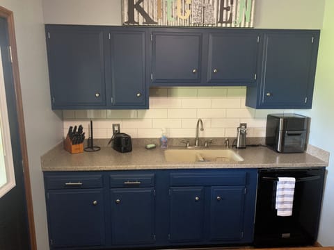 Plenty of counter space, plus air fryer to make those delicious meals ur known 4