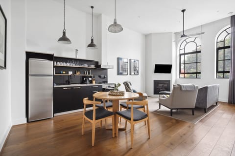 Kitchen & Dining