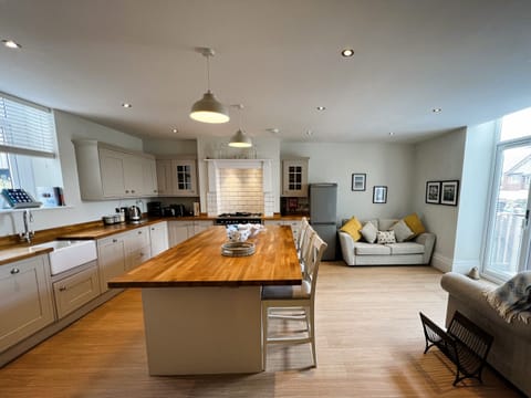 Bright and modern kitchen diner at 5 Old School Mews, offering a stylish space for cooking and dining during your Isle of Wight holiday.