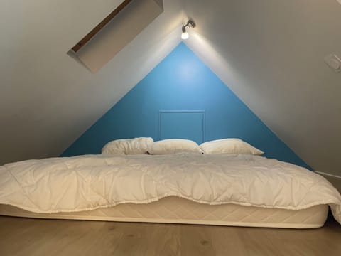 2 bedrooms, bed sheets