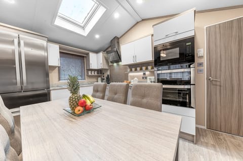 Dizzy Ducks Lodge Lounge/Kitchen