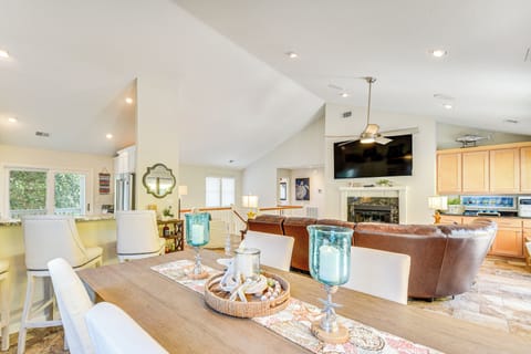 Dining Area | Central A/C | 2nd Floor