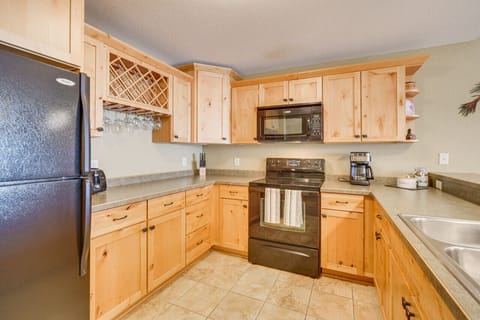 Full Kitchen | Wine Glasses | Toaster