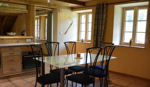 Gîte Tré le grenier - charmant gîte - Gîte le Grand - pour 6 personnes - coin repas