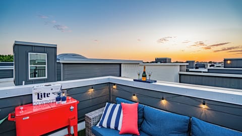 Step out to your private rooftop patio with unobstructed views of AT&T Stadium and Globe Life Field—your front-row seat without the ticket. Enjoy your morning coffee or a post-game drink with two of America's iconic venues right in your sightline.