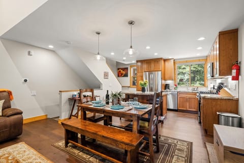 Gold Bend Getaway Dining Table