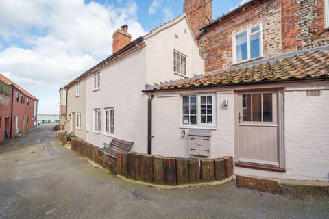 Cottage front with view to quay