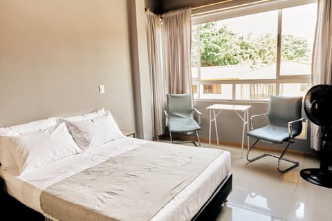 Bed,Dining area,Photo of the whole room,City view