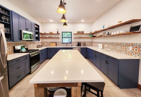 Kitchen w/full amenities 