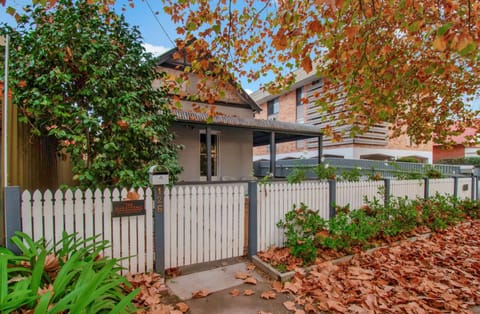 Rose Cottage | Stroll to CBD, Leafy Setting