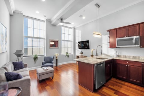 Spacious 1-bedroom Northern Liberties apartment with open living area, full kitchen, modern bathroom, and floor-to-ceiling windows throughout.