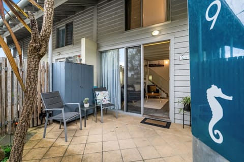 Entry to Oceanic Apartment