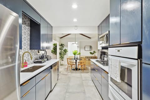 With the best of functionality and elegance, this gallery-style kitchen is fully equipped for all your culinary wishes with its top-notch appliances and luxury finishes.