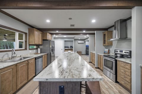 Kitchen Island Seats 6 East View