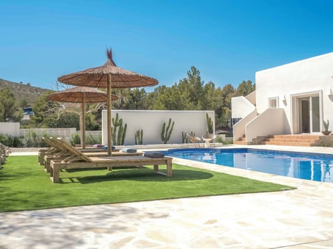 Pool with Loungers (1)