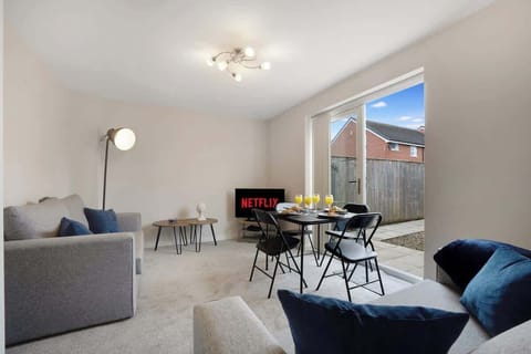 Open-plan living room  & dining area for 4-seater, equipped with a SMART TV with Netflix and a comfortable sofabed. 