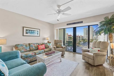 Living Area w/plenty of seating for everyone