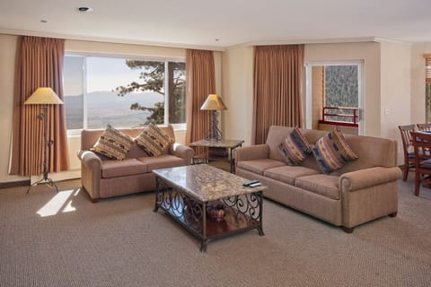 Come and stay in our bright and charming suite near Heavenly and Lake Tahoe!