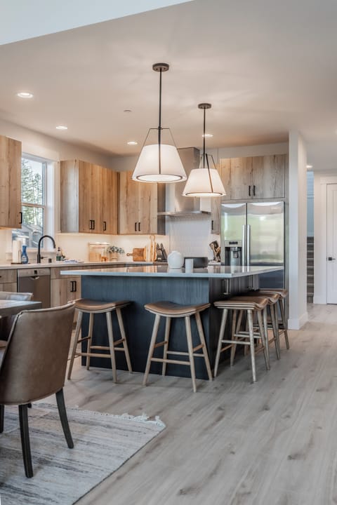 More space for entertaining this beautiful island fits 5 and is a great space to gather