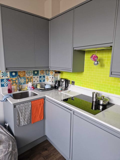 Stylish and vibrant kitchen area to brighten your days and boost your mood!