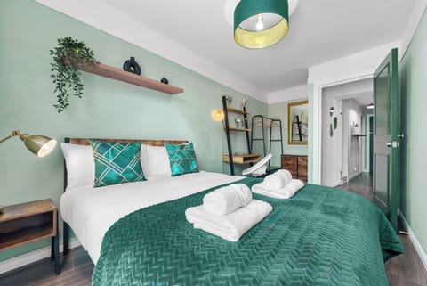 Double bedroom with office space (1)