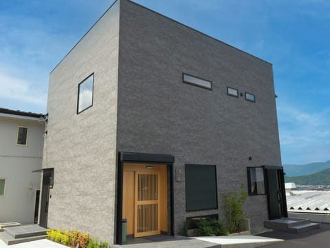 ・[Exterior] The first floor is a restaurant called ``Tempura Ryu'', and the second floor is a lodging space.This is a unique accommodation building where one floor can be reserved for private use.