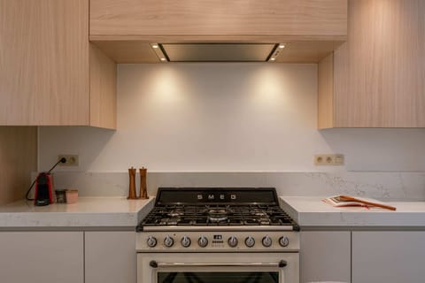 Fully equipped kitchen with SMEG stove