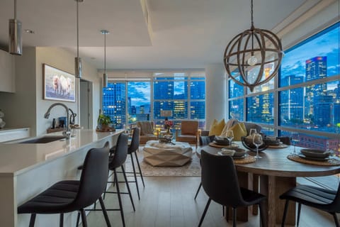 Large luxurious corner unit, offering a bright and open main living space/kitchen - perfect for entertaining! Enjoy the breathtaking downtown skyline and the Calgary Tower views from every angle!