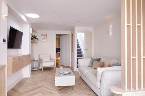 Arrive and enter into the bright, refined and contemporary lounge.