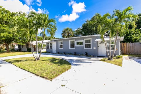 Welcome to our cozy bungalow just 5 minutes from the beach!