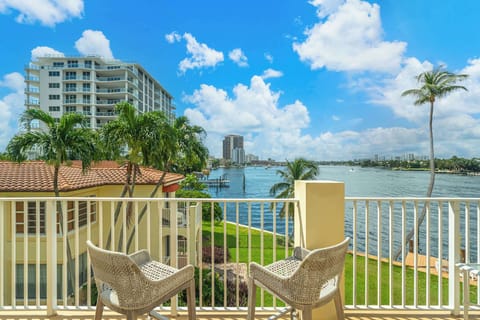 Welcome to Intracoastal Charm! Your waterfront retreat in Fort Lauderdale.