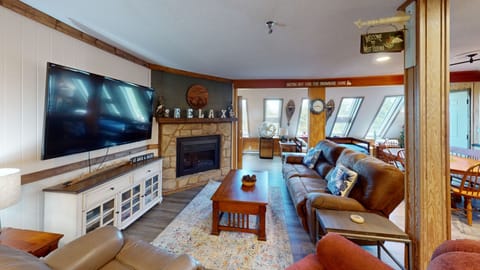 Furniture, Indoors, Living Room, Screen, Couch