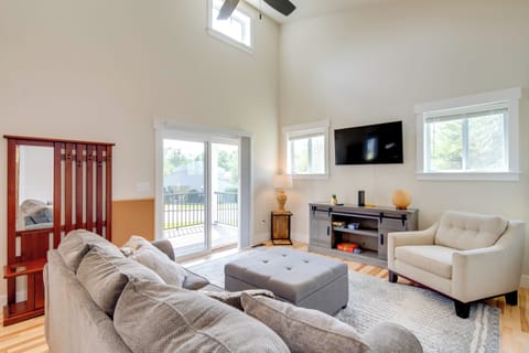 Hendersonville Vacation Rental | 2BR | 1BA | 800 Sq Ft | 5 Steps Required