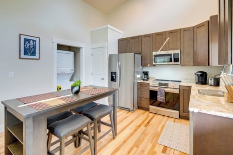 Kitchen | Single-Story Home | Free WiFi | Central A/C & Heating