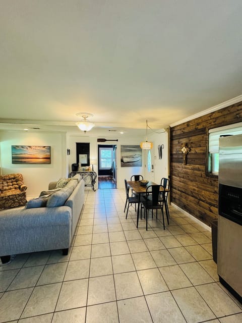 Living room/Dining area