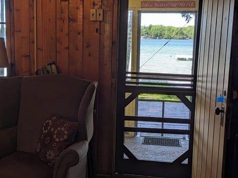 Screened in back porch. - Screened in back porch with lake access.