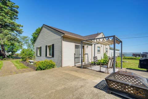 Conneaut Vacation Rental | 2BR | 1BA | 1,700 Sq Ft | 2 Steps to Enter