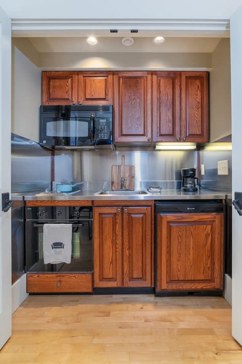 Home-Cooked Meals Made Easy: A fully functional, well-stocked compact kitchen with an oven and microwave. Ideal for guests who prefer the comfort and convenience of cooking at home during their getaway.
