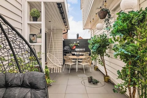 Welcome to the green oasis with a grill and seating for the whole family!