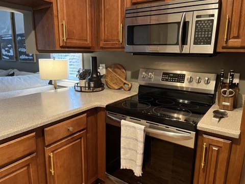 Full Stove/Oven & Microwave