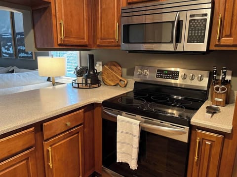 Fully Equipped Kitchen (Keurig, Drip Coffee, Toaster)