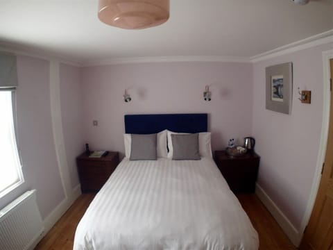 DOUBLE-DELUXE-ENSUITE WITH BATH