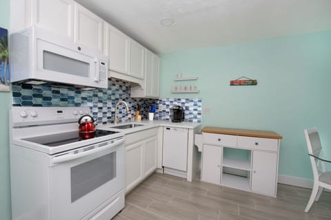 Coconut Cove: Kitchen