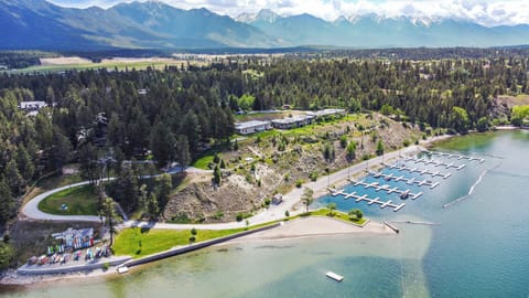Lake Front Resort | Private Beach | Boat Slips | Indoor Pool | Concerts in park