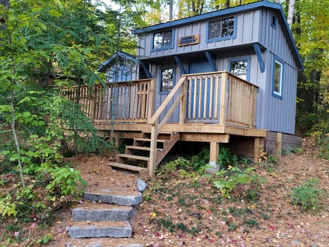 Exterior of Sharon's Lakeview Cottage 
