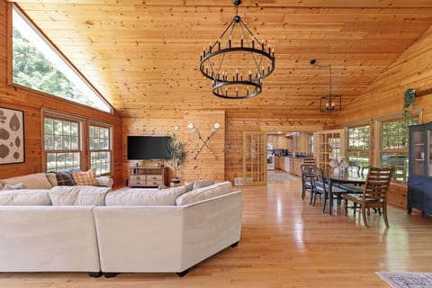 Our open floor plan allows for great flow of conversation amongst friends!