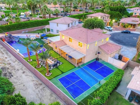 Pickleball, firepit, double waterslide, bbq !