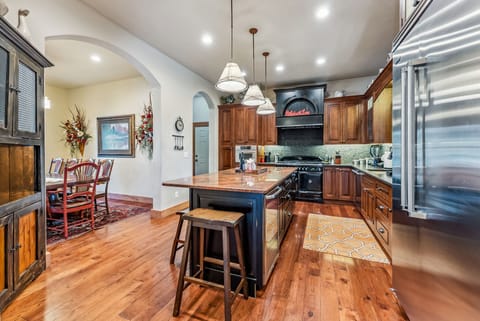 Kitchen: Well-equipped kitchen, high-end stainless steel appliances, Legacy gas range, kitchen island with 5 bar stools