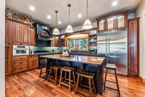 Kitchen: Well-equipped kitchen, high-end stainless steel appliances, Legacy gas range, kitchen island with 5 bar stools