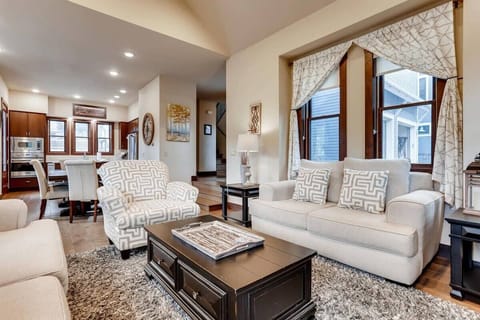 Living room: Gas fireplace, 48" Smart TV, radiant heat, no A/C